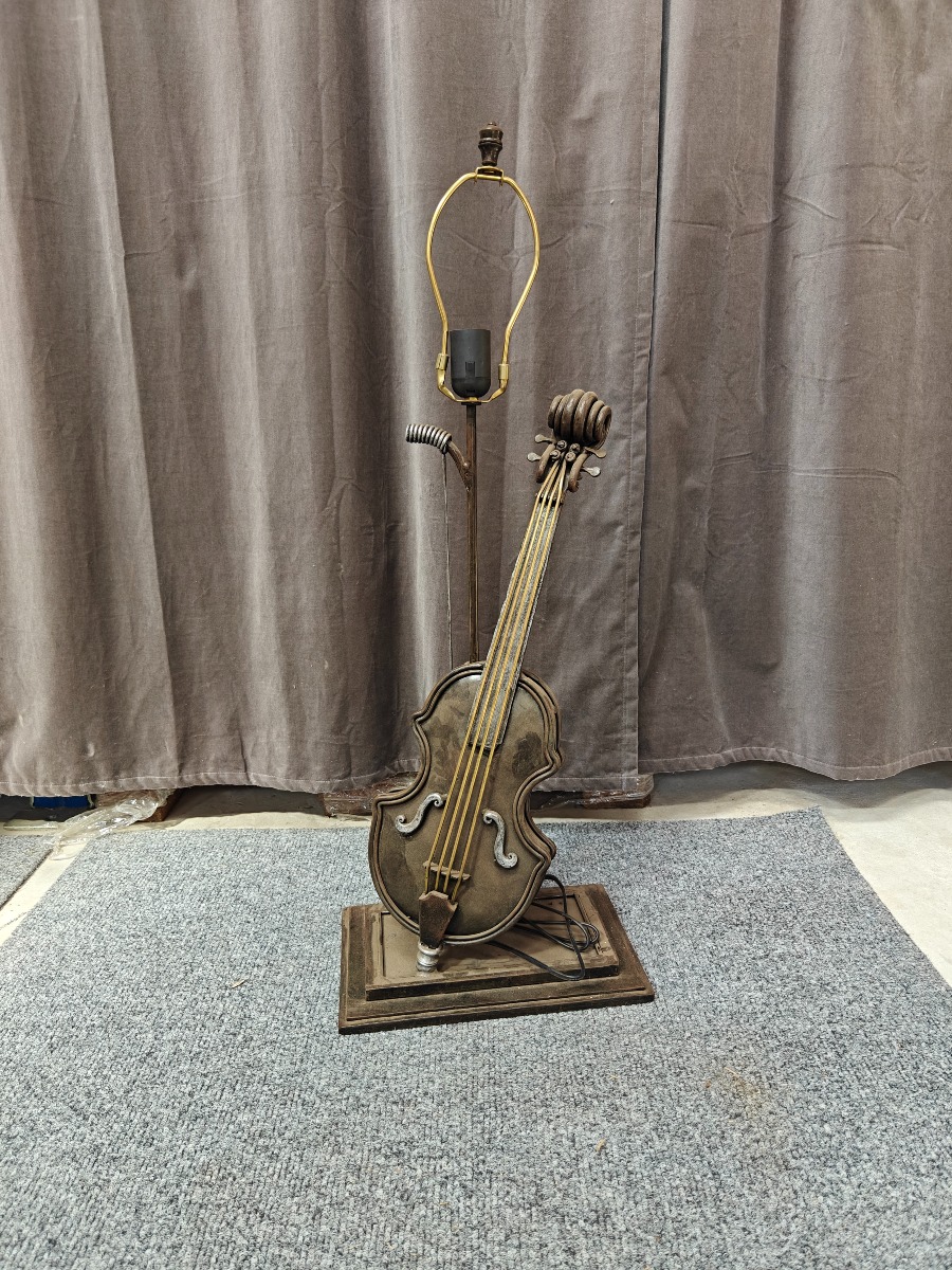 Skulptur af kontrabas bordlampe