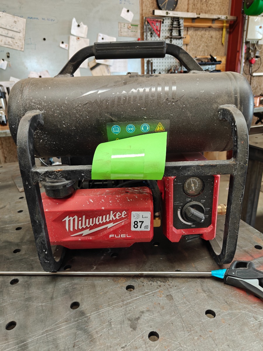 Milwaukee kompressor M18 FAC-0