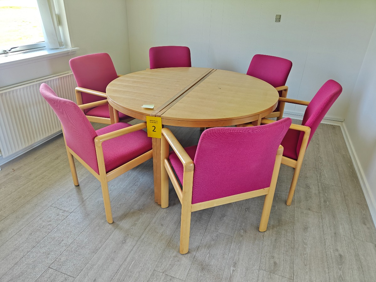 Rundt mødebord med stole (8)