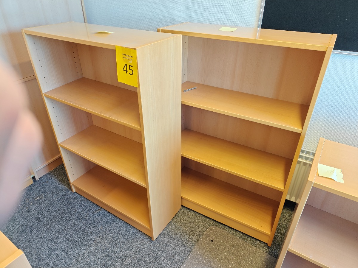 2 reoler med 2 hylder