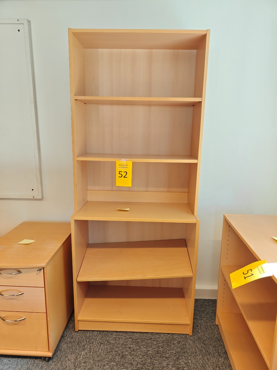 Reol med dybere underdel