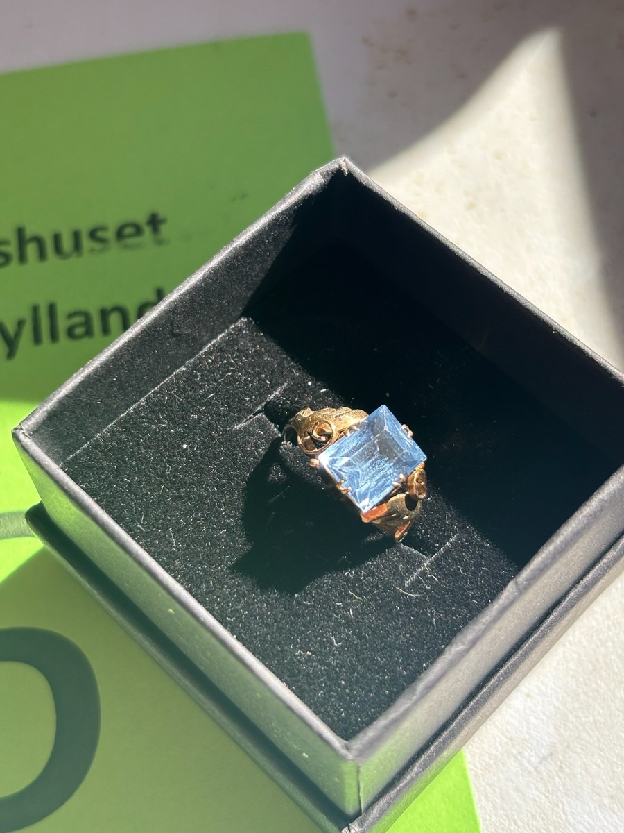 Antik guldring med blå sten, 14 karat