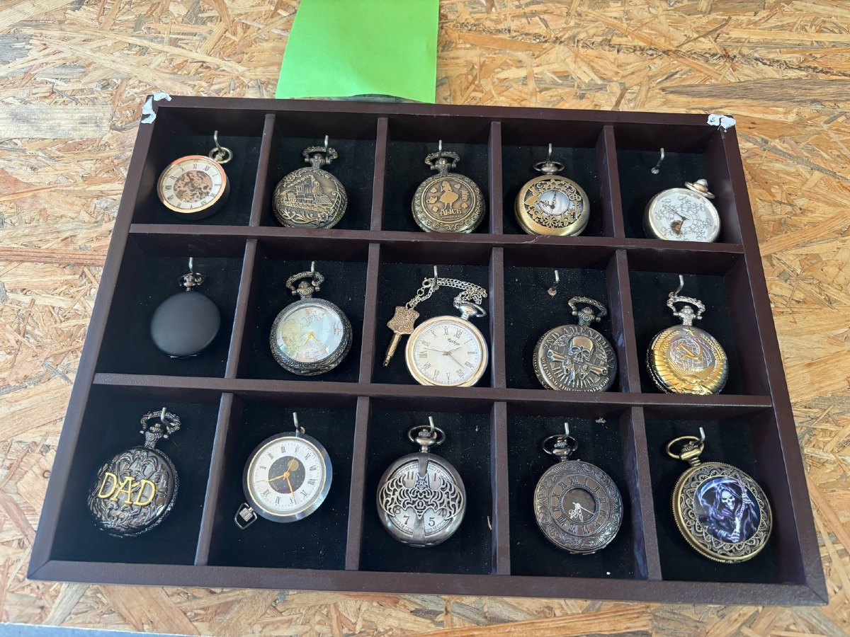 Samling af 15 lommeure i displaykasse