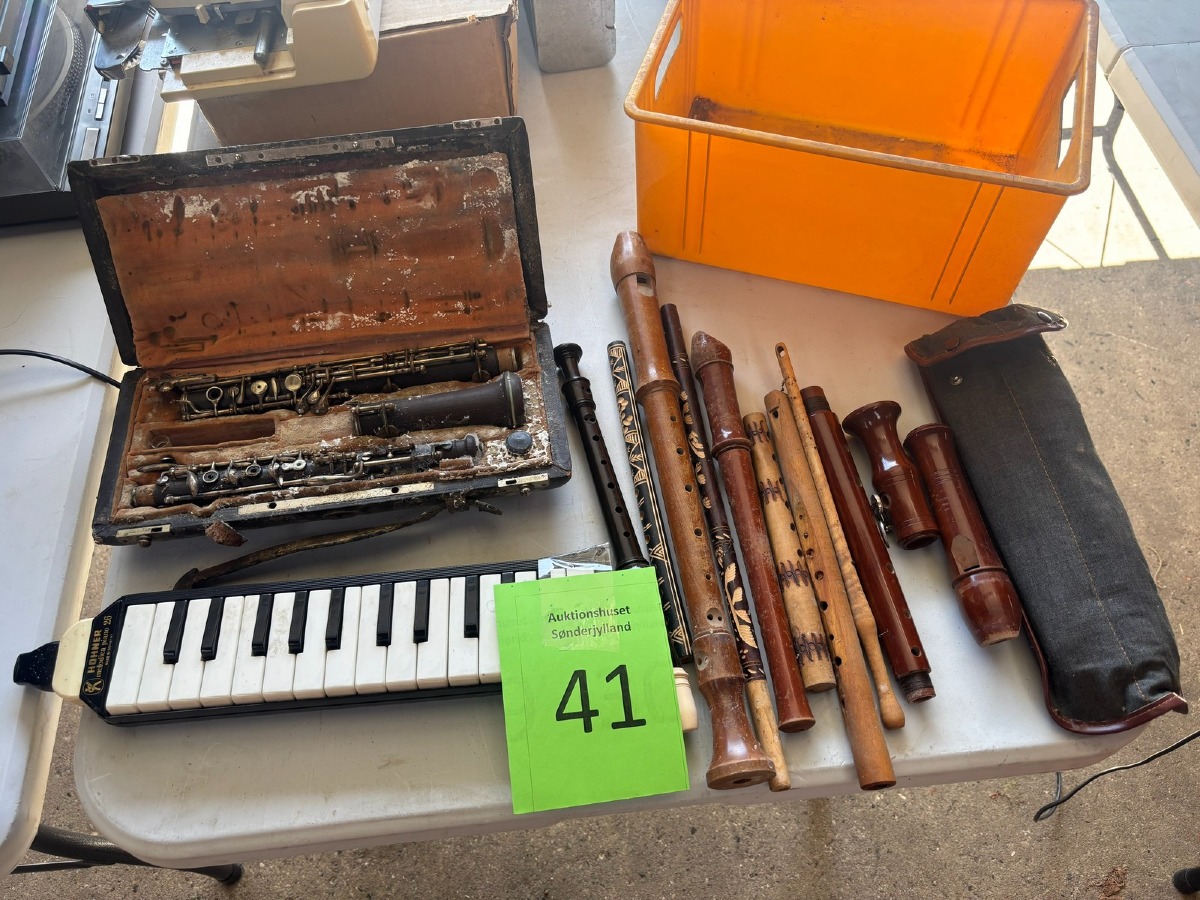 Stort lot musikinstrumenter – blokfløjter, melodika, ældre blæseinstrument i kasse