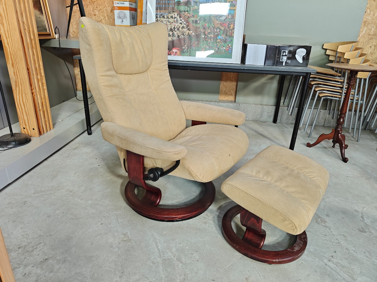 Stressless stol og skammel i cremefarvet Alcantara