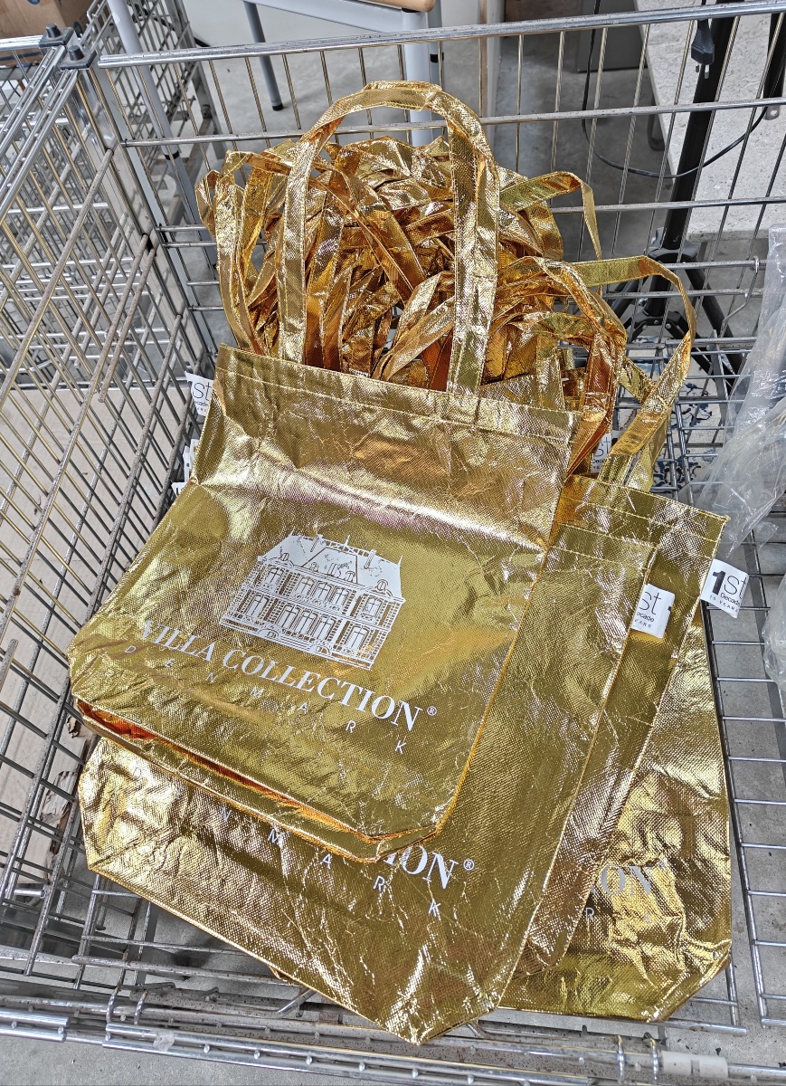 Genbrugelige indkøbsposer i guld fra det danske interiørmærke Villa Collection. 