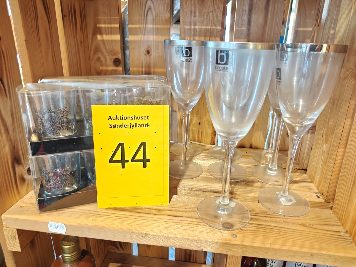 Broste vinglas og andre glas med trykt dekoration.