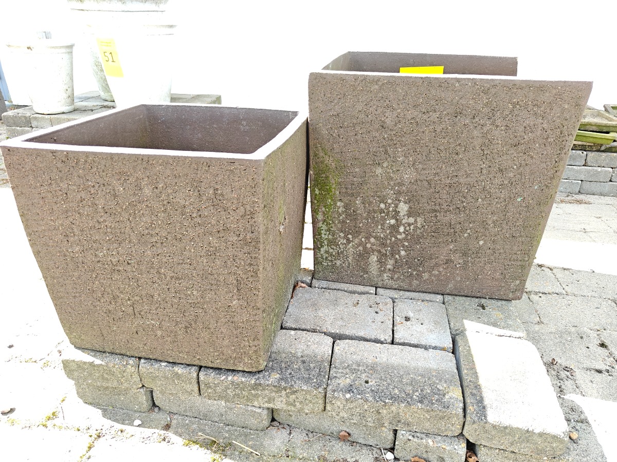 2 kvadratiske krukker af fiberbeton