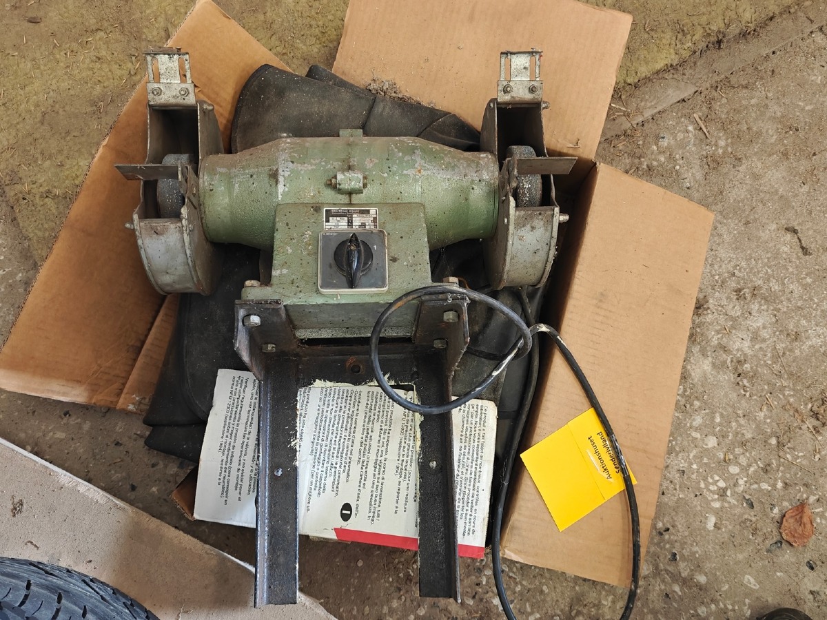 Slibemaskine/slibesten. Mrk: Sälzer. Motor: Kolster. Type: Robusta Kx 175 D. 380 V. 0.55 Kw