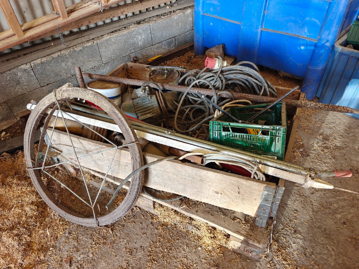 Landbrugsmateriel: 5 kraftoverførsler, landbrugsmaling, elektromotorer, harvetænder, kabler mm. Tøm pallen