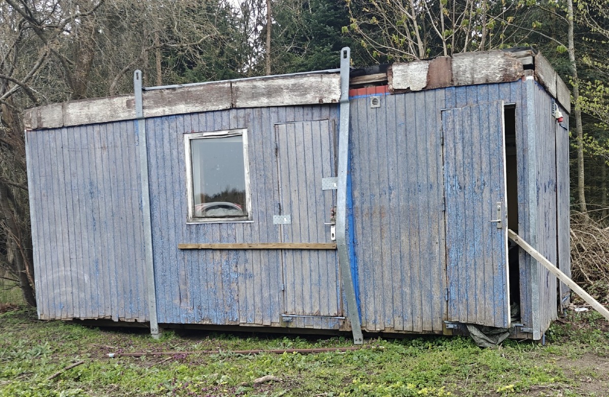 Skurvogn. Ældre skurvogn. Indrettet m/toilet med vask & varmtvandsbeholder, opholdsrum m/køleskab og bord samt gangareal