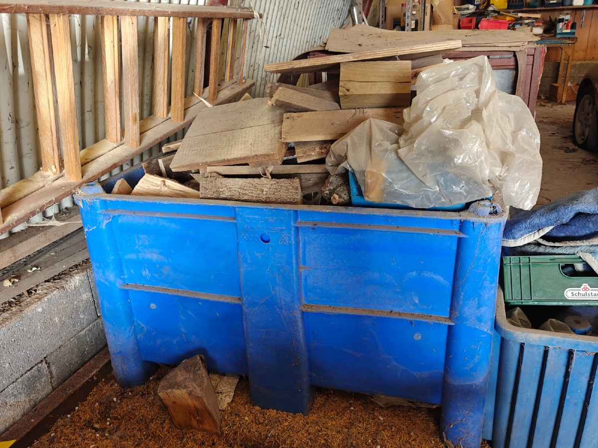 Plastkasse m/træ