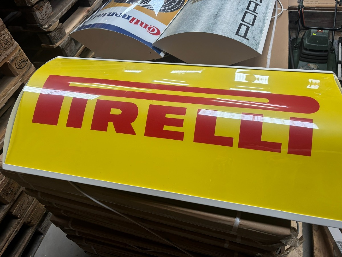 Pirelli lysskilt