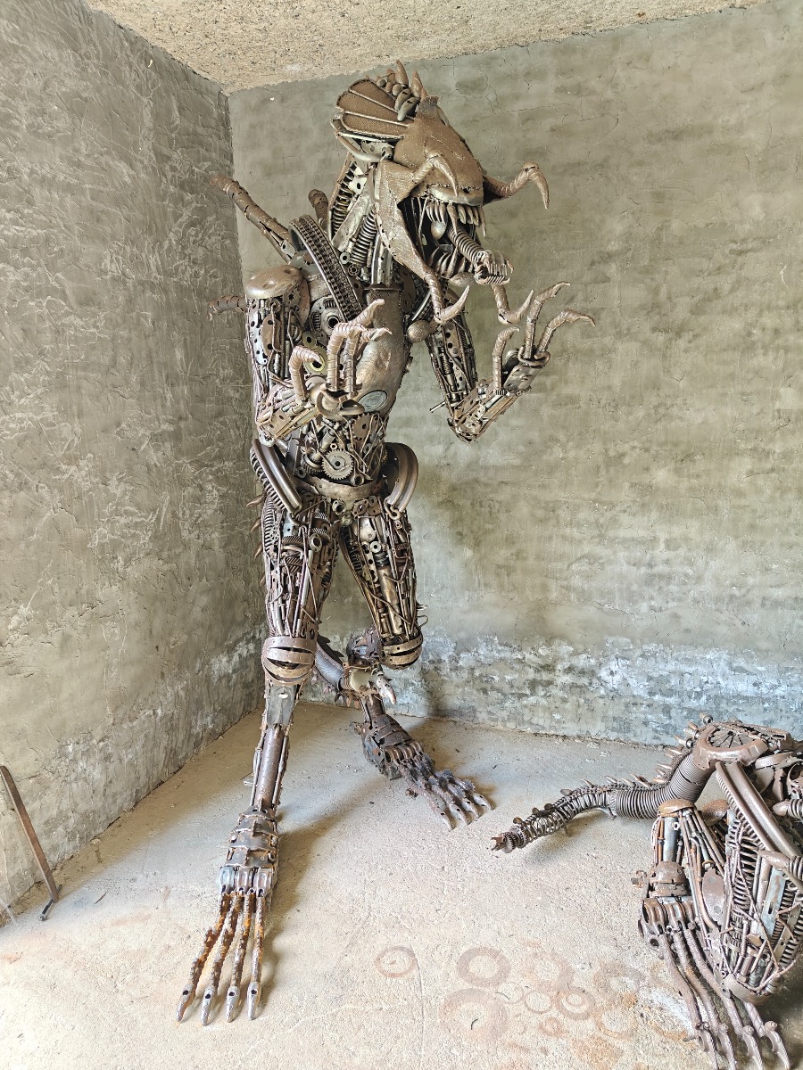 Kolossal stålfigur af Alien