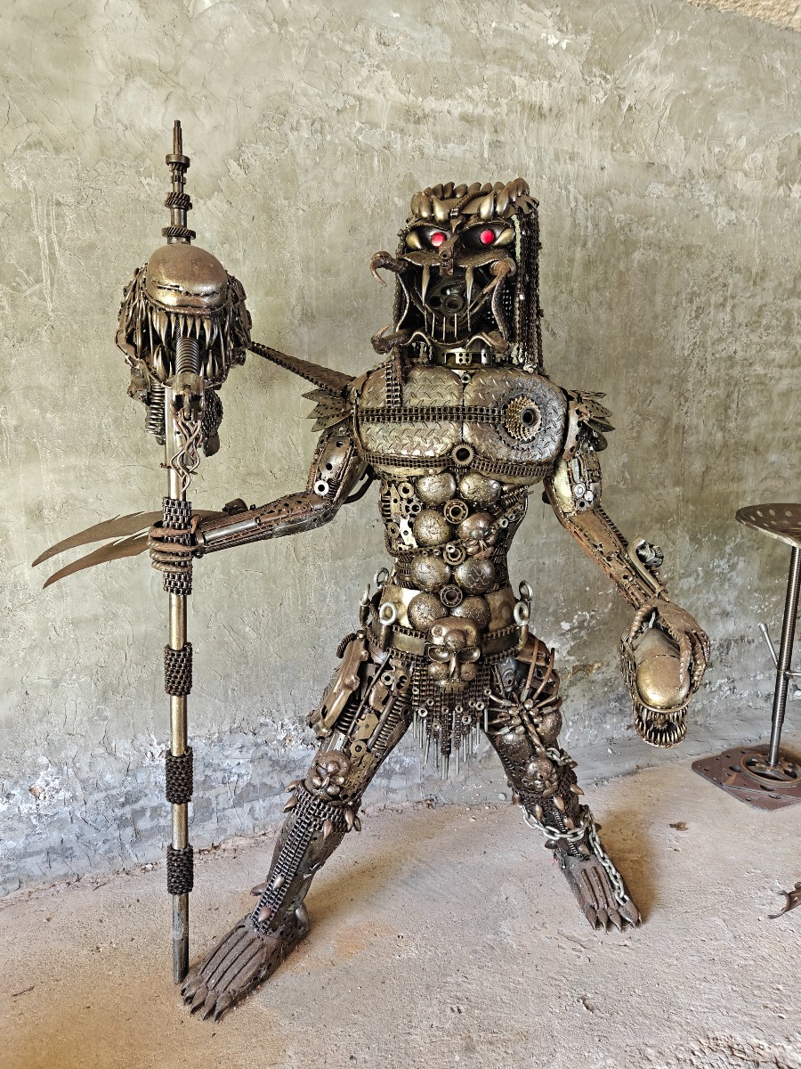 Kolossal stålfigur af Predator