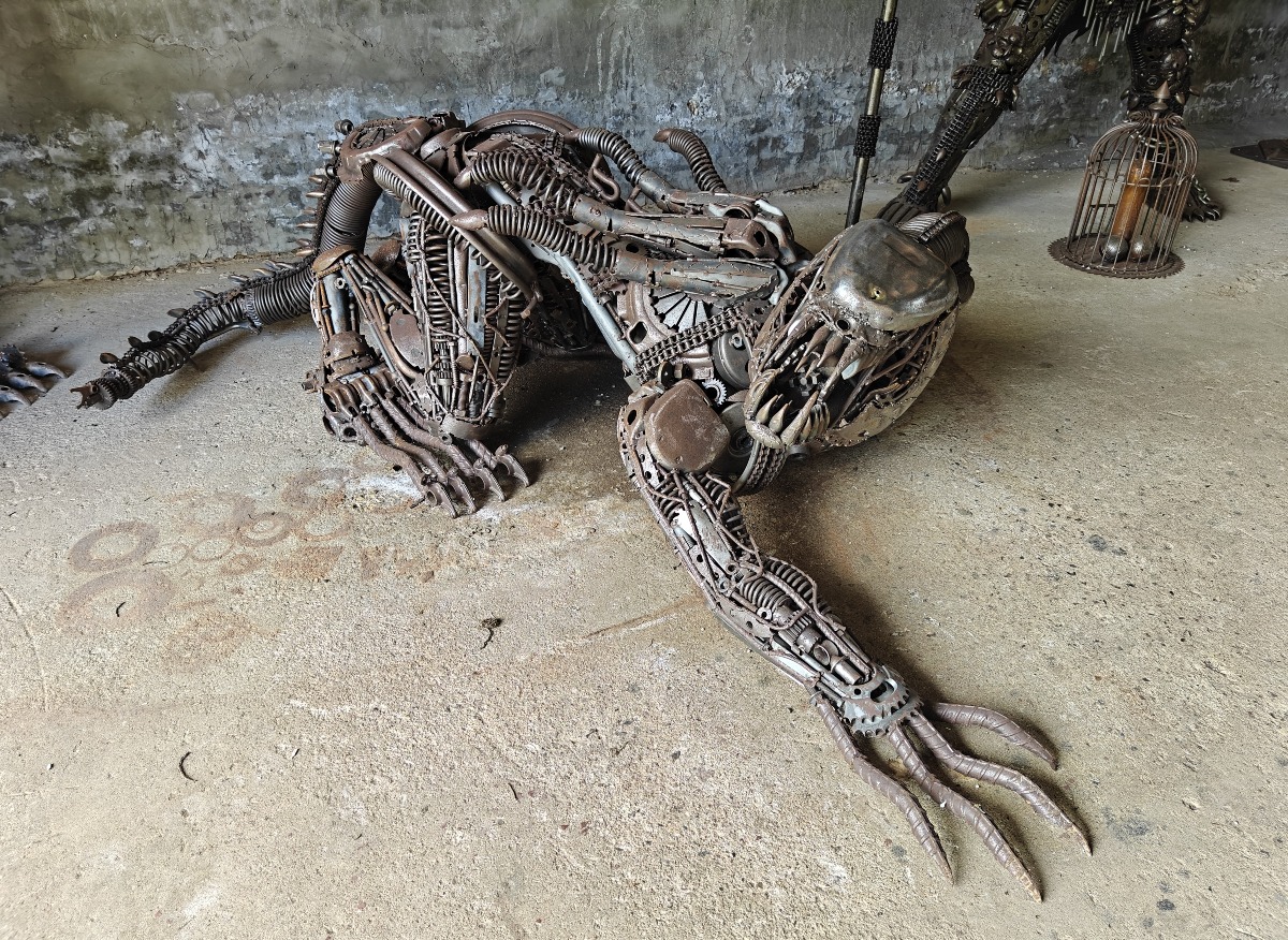 Stor stålfigur af krybende Alien