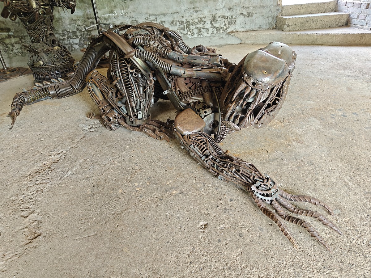 Stor stålfigur af krybende Alien
