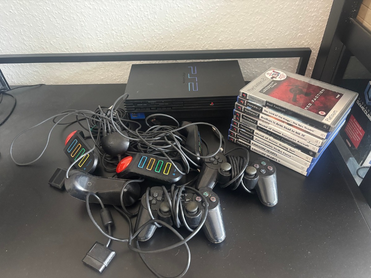 PlayStation 2 med 2 joystik, alle kabler, samt 9 spil