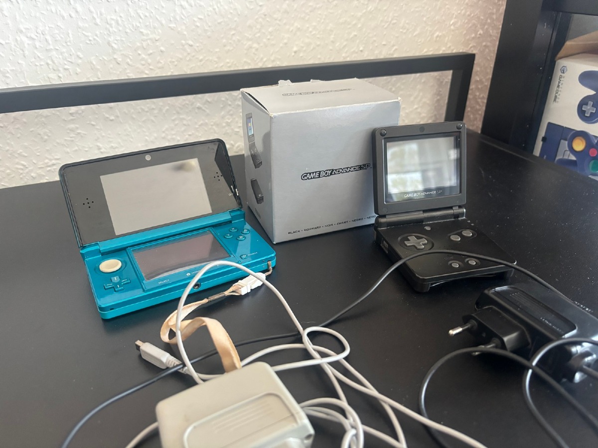 Game Boy Advance SP (CIB) samt Nintendo 3DS i aqua/turkis