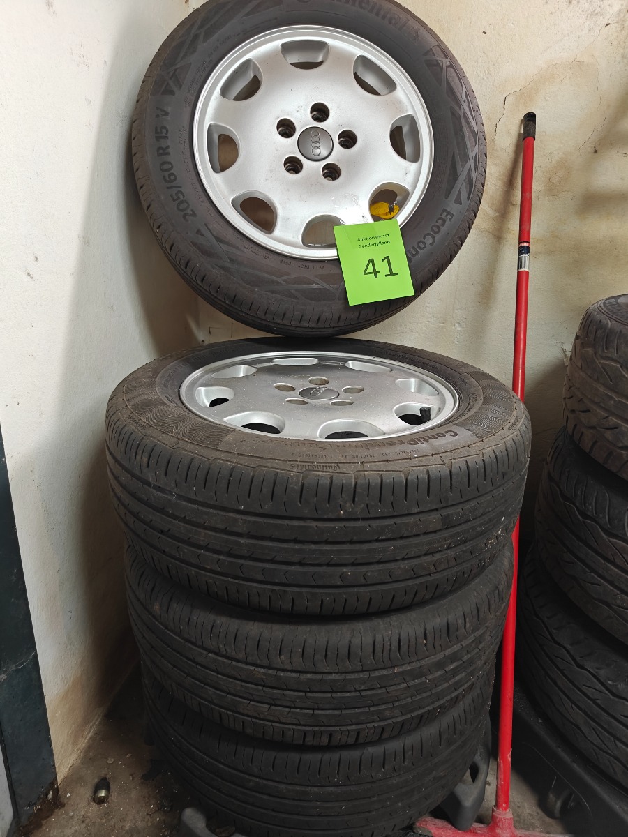 4 stk Audi alufælge m. continental dæk 205/60 R15, står på lille dækvogn