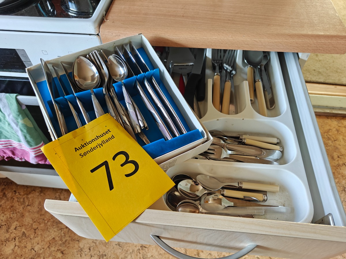 Diverse bestik og ta'ting fra køkkenskuffe