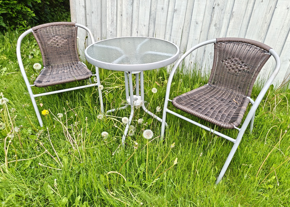 Cafésæt med rundt bord og 2 stole. 