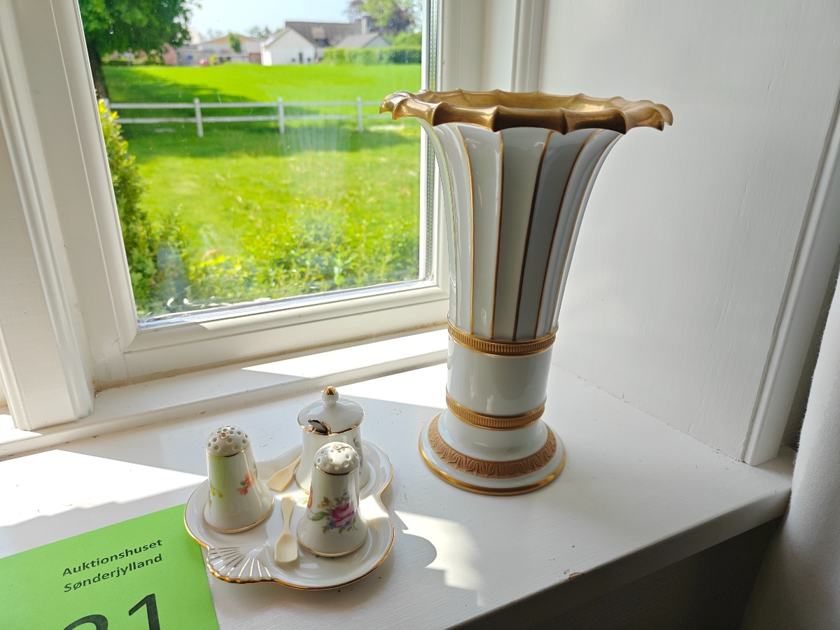 Royal Copenhagen 8569 Hetsch vase samt KPM plat de ménage