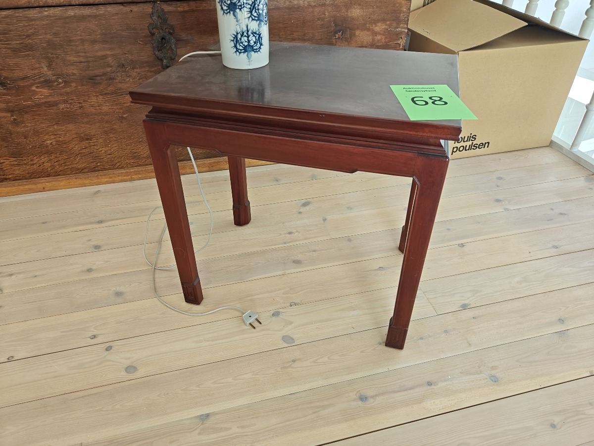 Lille sidebord i kinesisk stil