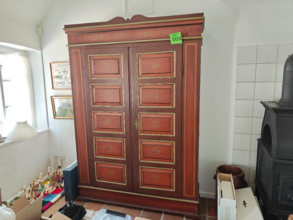 Stort almuemalet skab