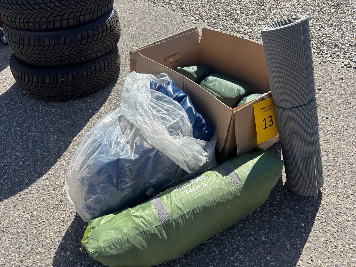Diverse campingudstyr bl.a. telt og liggeunderlag