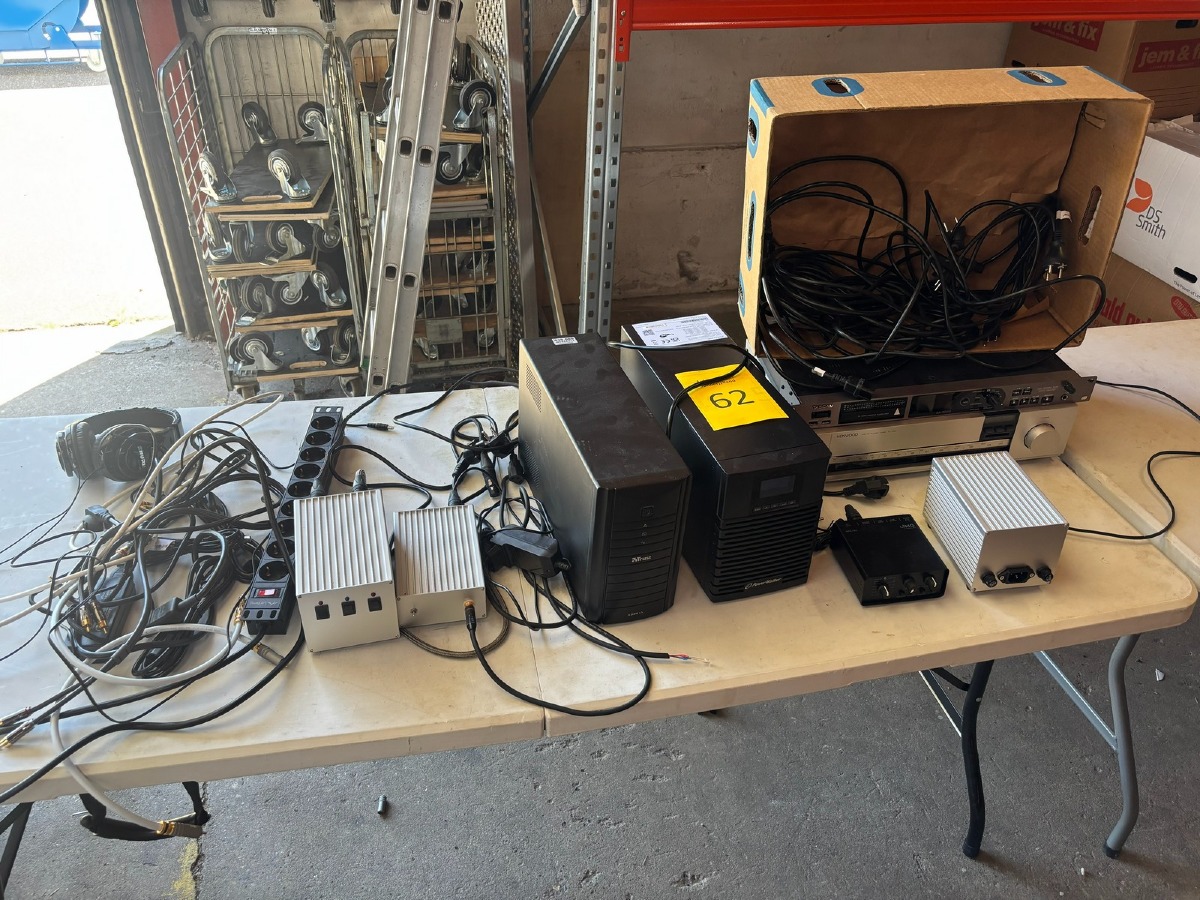 Diverse elektronik og lydudstyr – UPS, Kenwood, kabler m.m.