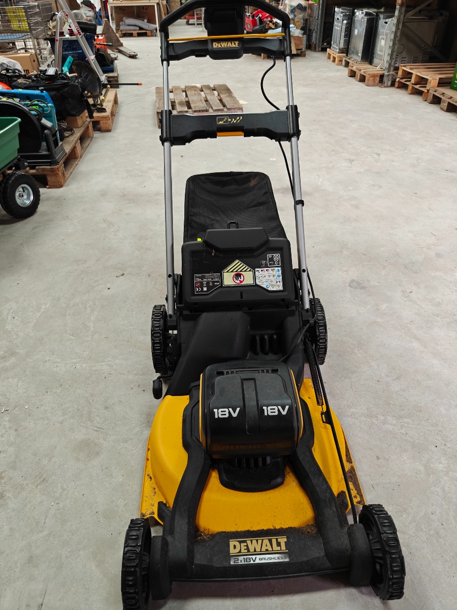 Dewalt plæneklipper med 2 batterier og oplader 