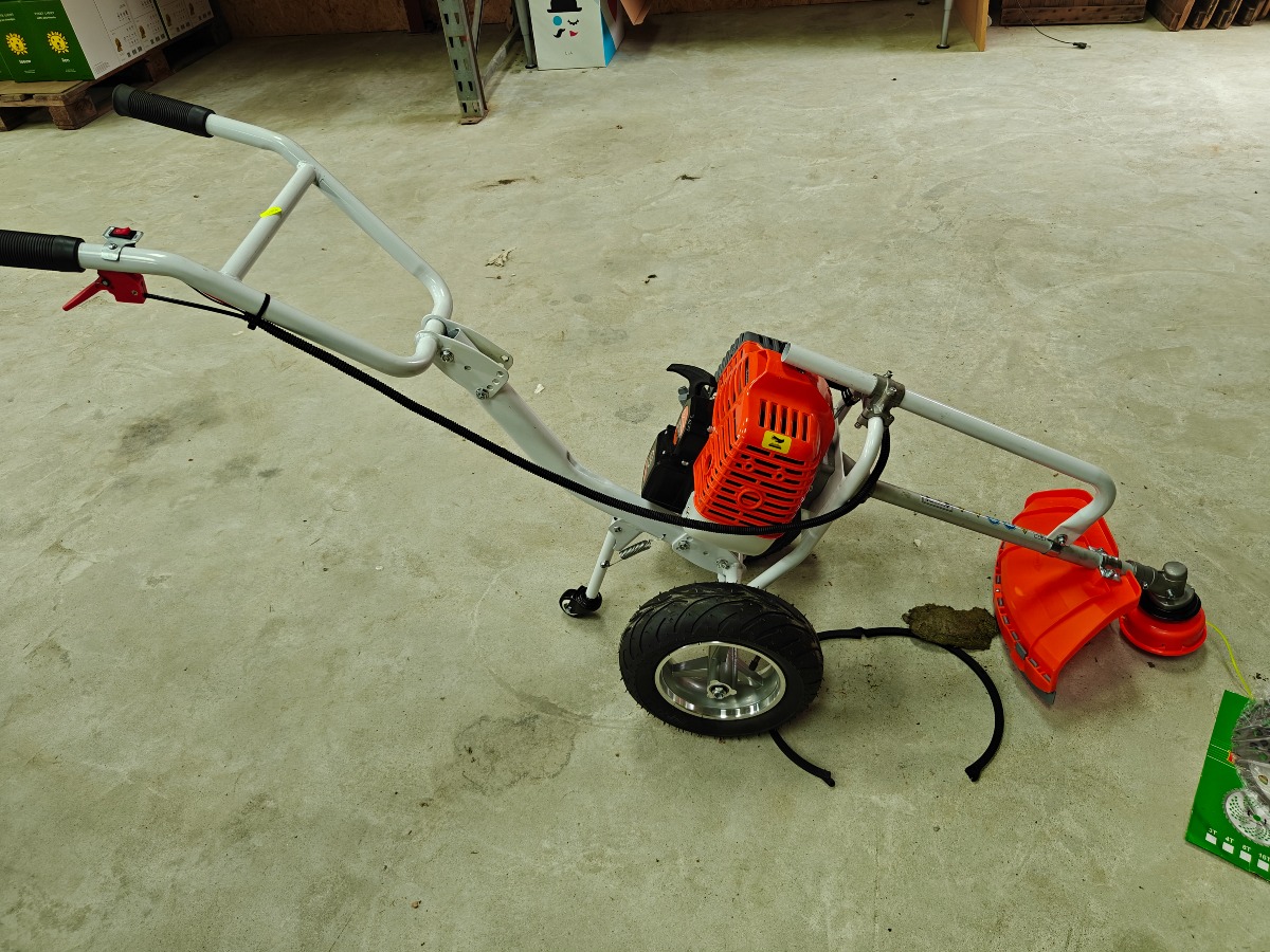 Bugseret buskrydder med 43 ccm benzin motor