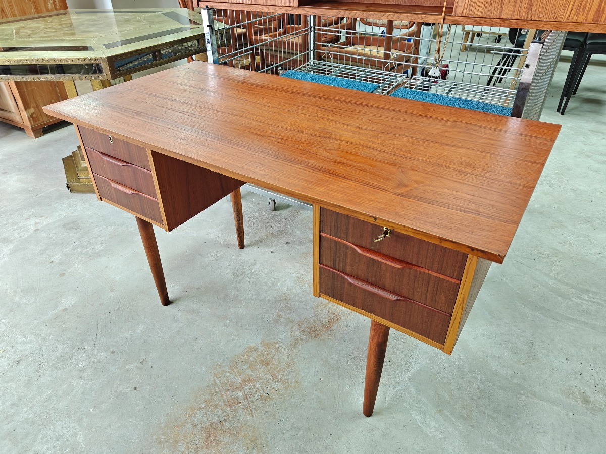 Skrivebord med fineret teak