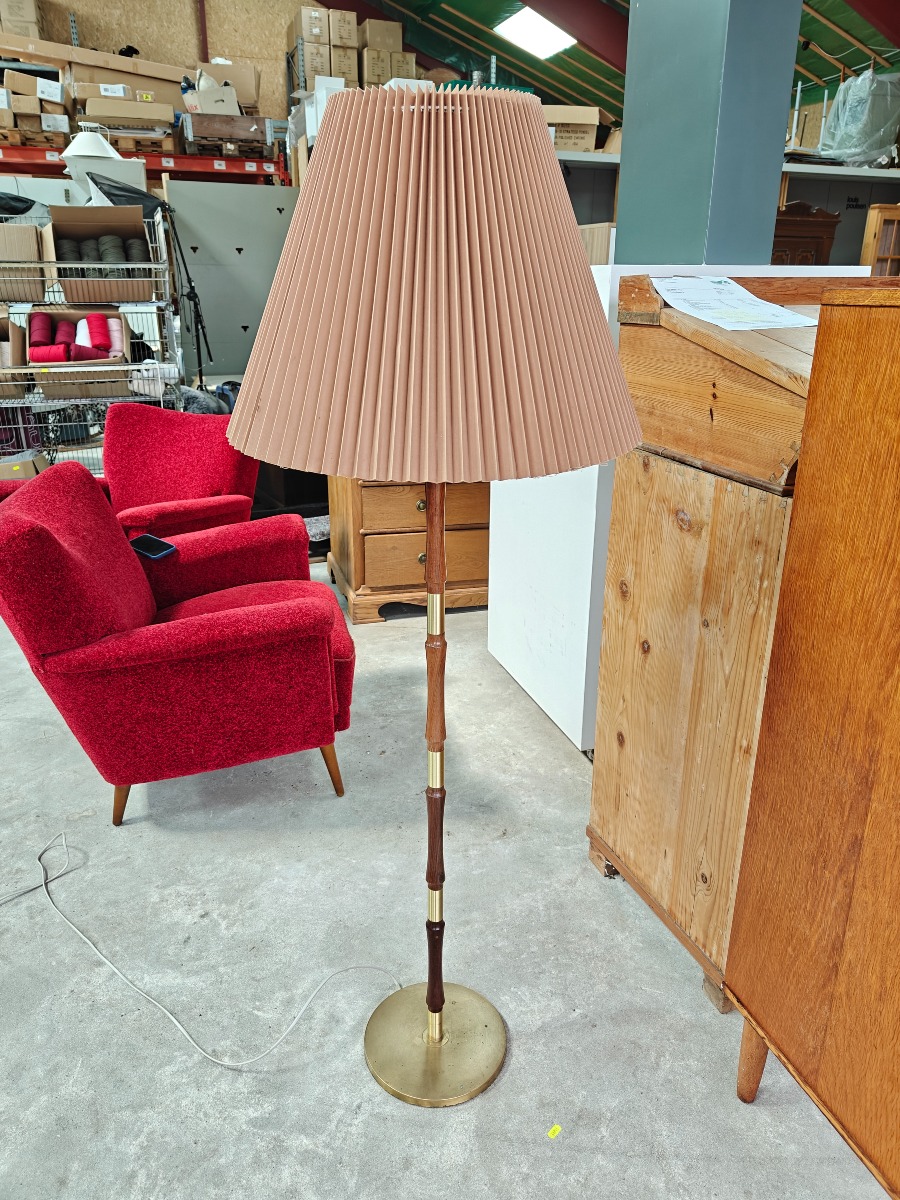 Standerlampe af teak og messing