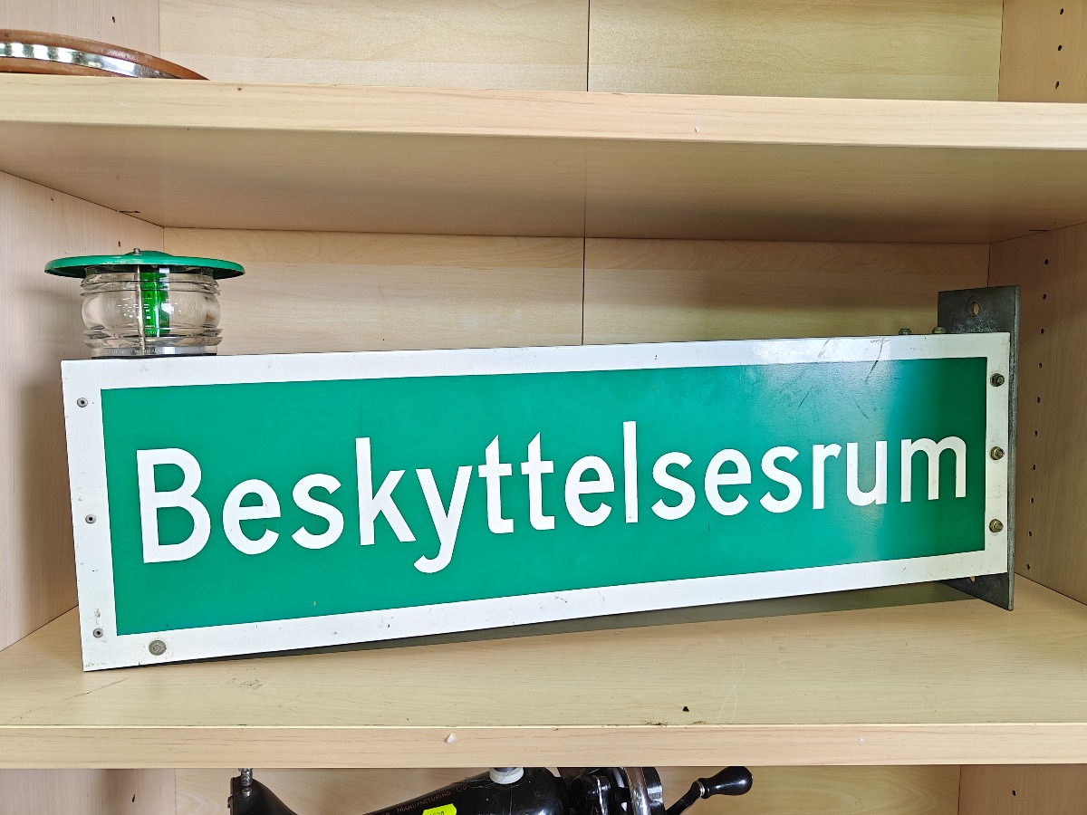Udhængsskilt med teksten beskyttelsesrum 