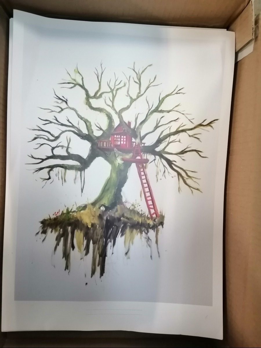 Plakattryk med motiv af hus i træ.