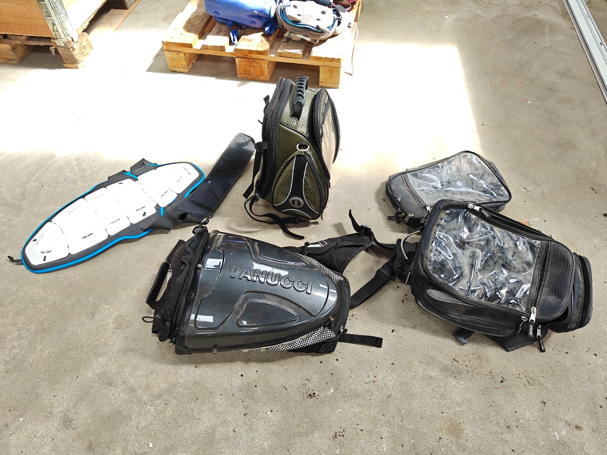 Diverse motorcykeltasker og rygskjold