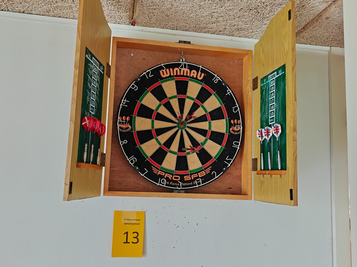 Dartskive i skab med scoretavle