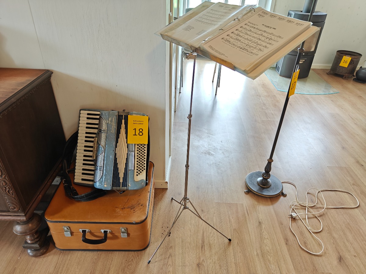 Harmonika og nodestativ
