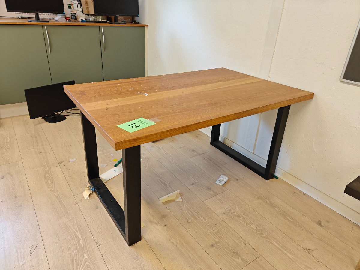 Håndlavet bord af lakeret eg