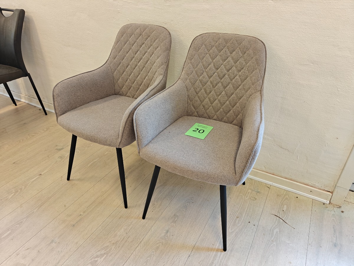 2 spisebordsstole med lyst stof