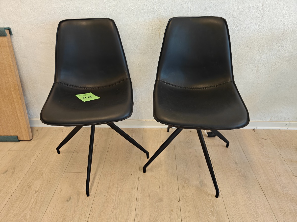 2 skalstole med sort kunstlæder