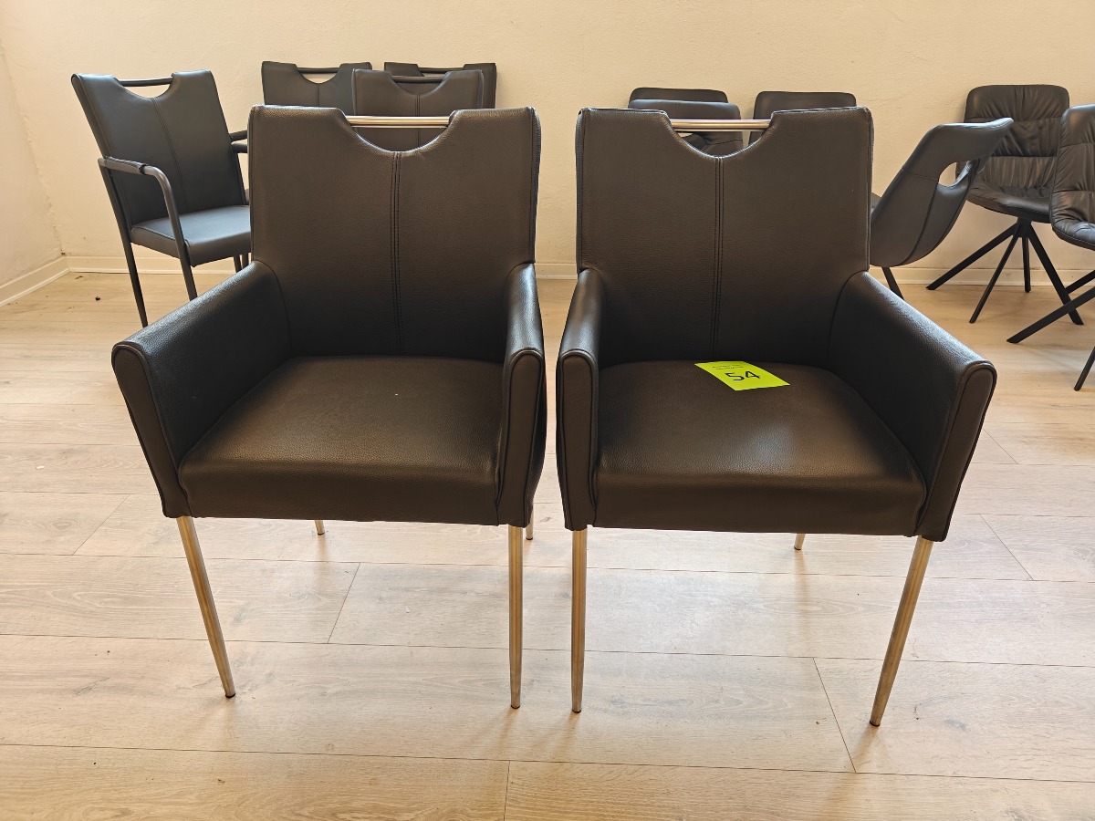 2 armstole med sort kunstlæder 