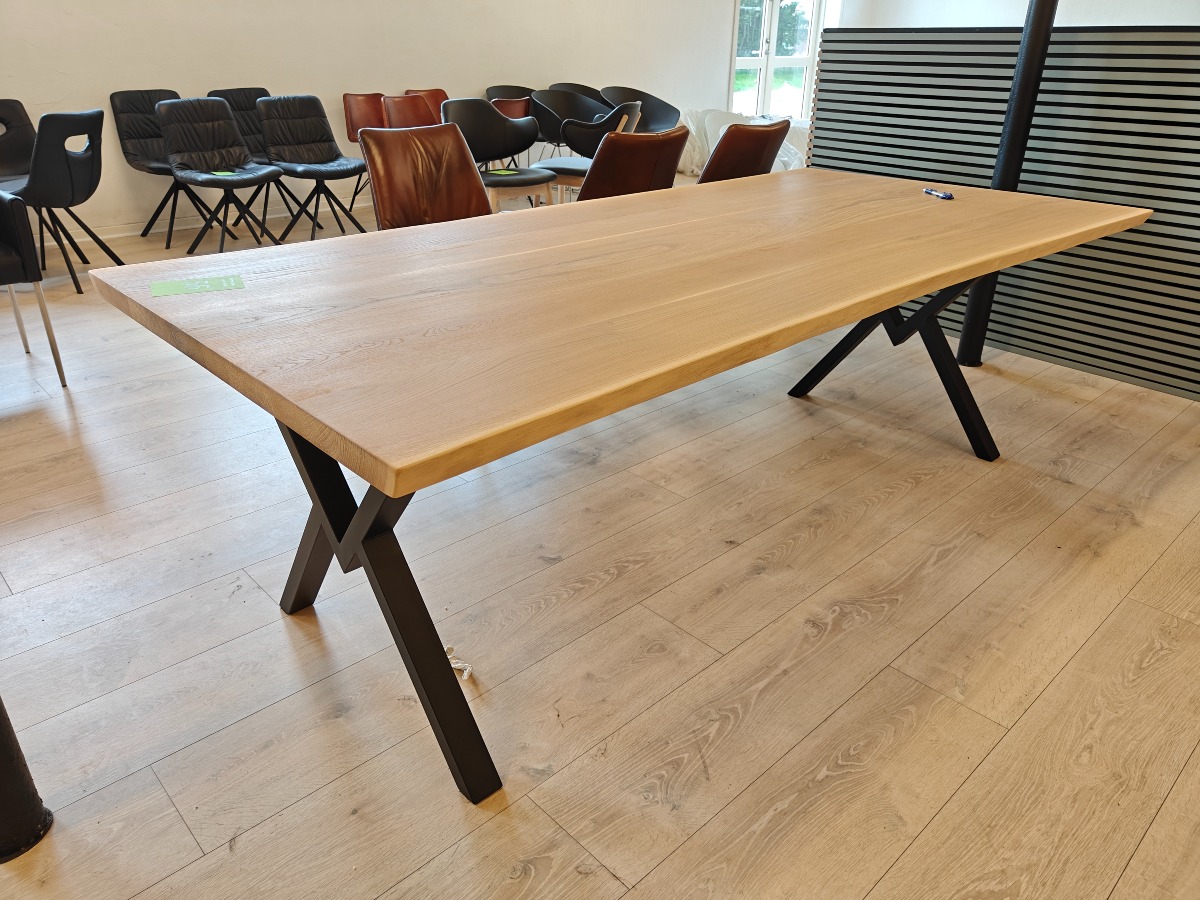 Håndlavet langbord af massiv eg