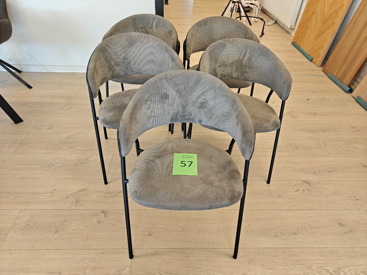 5 stole med grå fløjl