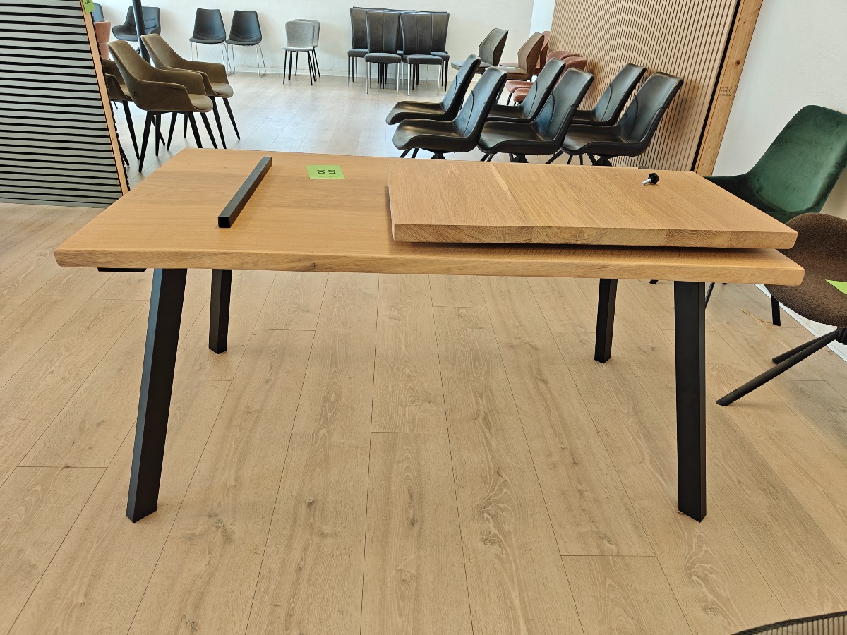 Håndlavet bord med plade af massiv eg