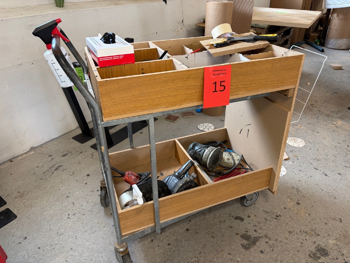 Værkstedsrullevogn med pudsere m.m.