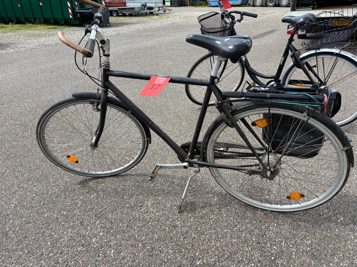 Klassisk herrecykel med cykeltaske og støtteben