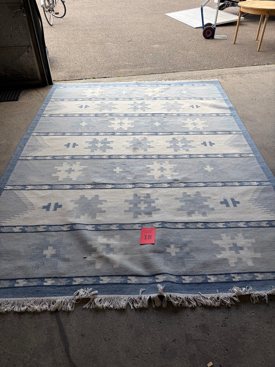 mySTEP Kelim Wave uldtæppe 240 x 340 cm – blå/hvid